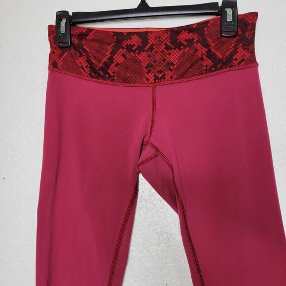 Lululemon Size 6 Cranberry Alarmin Snakeskin Print Reversible Wunder Under Pants - Picture 5 of 11